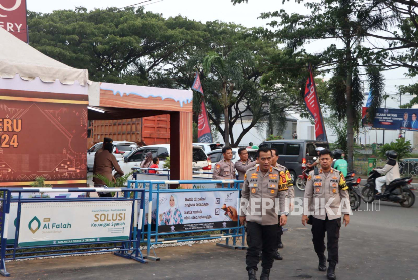 Kepala Polresta (Kapolresta) Cirebon Kombes Pol Arif Budiman mengecek kesiapan pos Operasi Lilin Lodaya, Jumat (22/12/2023). 