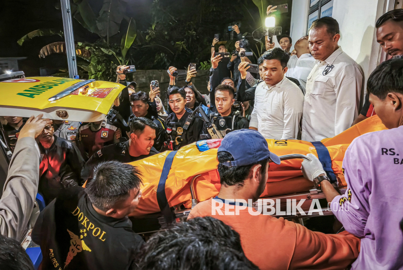 Petugas menurunkan jenazah anggota Polri yang tewas tertembak saat melakukan penggerebekan judi sabung ayam setibanya di RS Bhayangkara Polda Lampung, Lampung, Selasa (18/3/2025).