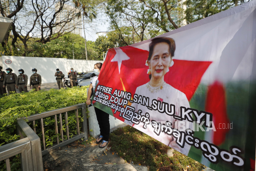 Warga negara Myanmar yang tinggal di Thailand memegang foto pemimpin Myanmar yang digulingkan Aung San Suu Kyi saat mereka melakukan protes di depan Kedutaan Besar AS di Bangkok, Thailand, Kamis, 18 Februari 2021. Mereka menyerukan kepada pemerintah AS untuk mengambil tindakan lebih lanjut. kudeta 1 Februari dan menekan pemerintah Myanmar untuk membebaskan pemimpin negara Suu Kyi.