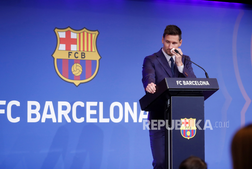 Penyerang Argentina Lionel Messi saat konferensi pers untuk menjelaskan versinya tentang alasan kepergiannya dari Barcelona FC di Barcelona, ??Spanyol, 08 Agustus 2021.