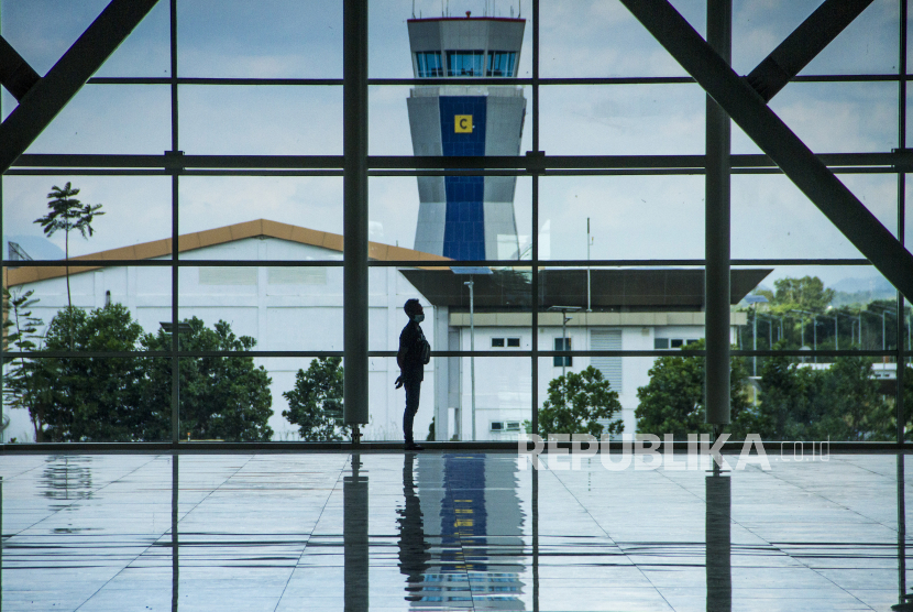 Seorang calon penumpang pesawat bersantai di area ruang tunggu Bandara Internasional Syamsudin Noor, Banjarbaru, Kalimantan Selatan, Ahad (24/4/2022). 