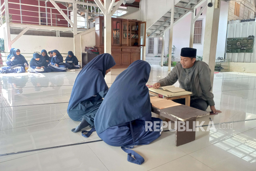 Suasana belajar para santi di Pesantren At-Taqwa Depok, Kamis (30/5/2024). 