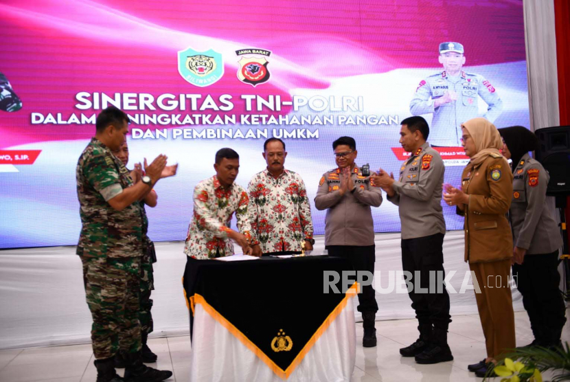 Penandatanganan nota kesepahaman (MoU) Sinergisitas TNI dan Polri dalam Meningkatkan Ketahanan Pangan dan Pembinaan UMKM yang berlangsung di Aula Atmani Wedhana Markas Polres Indramayu, Jawa Barat, Senin (15/5/2023). 