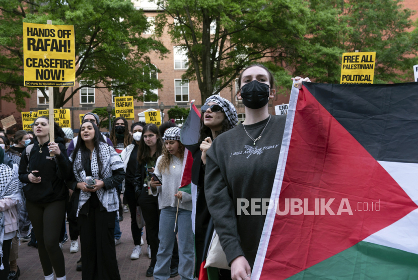 Mahasiswa Universitas George Washington berunjuk rasa di kampus selama protes pro-Palestina atas perang Israel-Hamas pada Kamis, (25/4/2024), di Washington.