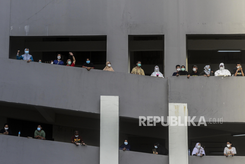 Sejumlah pasien Covid-19 saat mengikuti peringatan satu tahun RSDC Wisma Atlet di Kemayoran, Jakarta