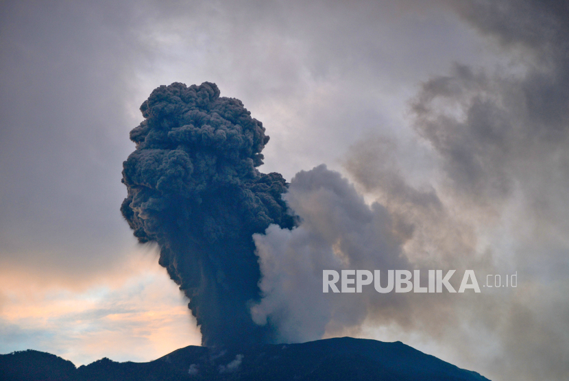 Gunung Marapi mengeluarkan abu vulkanik terlihat dari Batang Silasiah, Nagari Bukik Batabuah, Agam, Sumatera Barat, Ahad (14/1/2023). Aktivitas Gunung Marapi meningkat sepanjang 22-29 Februari 2024.
