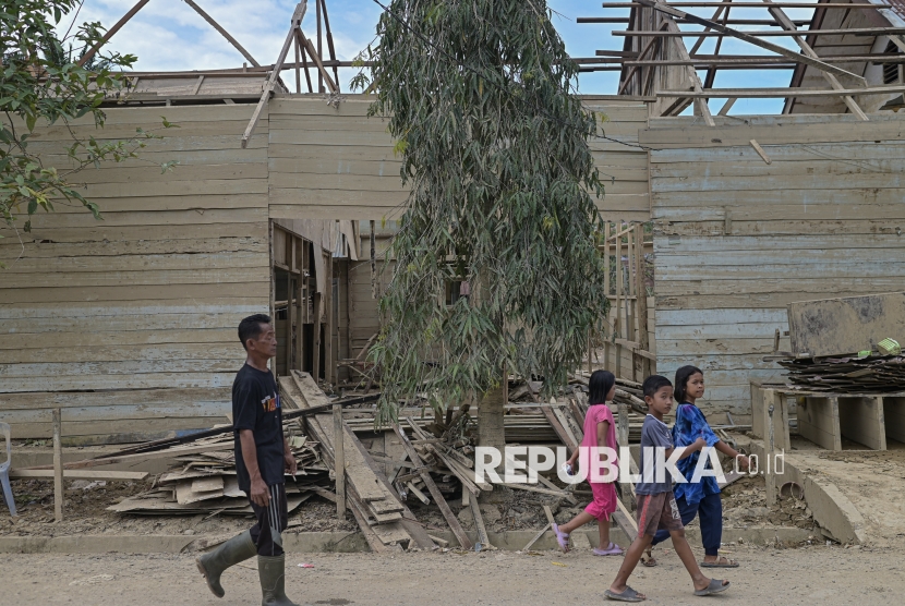 Alquran dan Buku Disalurkan untuk Santri Penyintas Banjir Sumatera