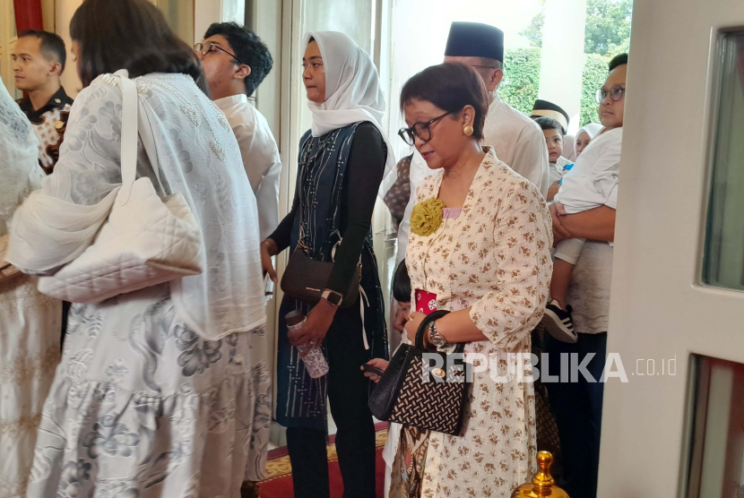 Menteri Luar Negeri Retno Marsudi dan Menkominfo Budi Arie saat menghadiri open house di Istana Kepresidenan Jakarta, Rabu (10/4/2024).