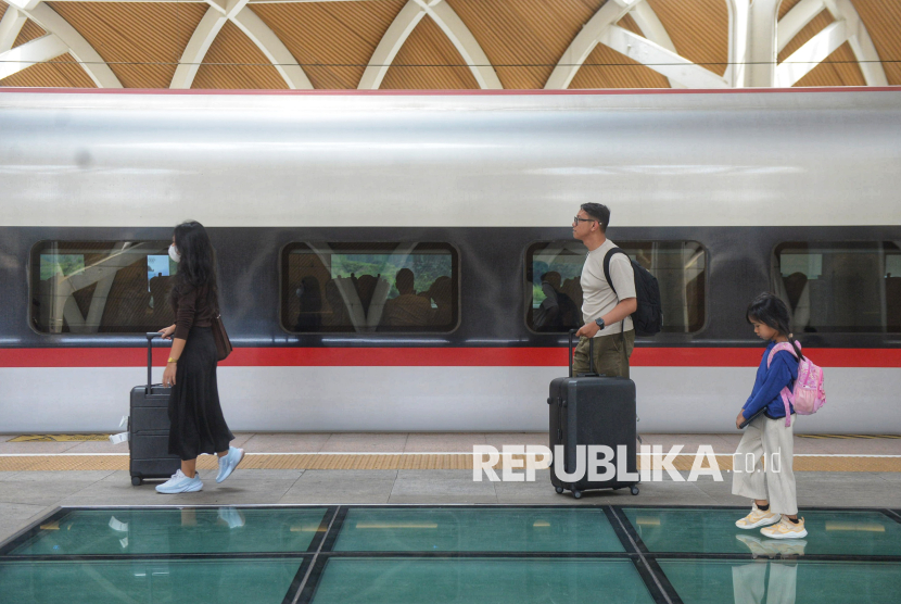 Penumpang kereta cepat Whoosh berjalan untuk memasuki gerbong di Stasiun KCIC Halim, Jakarta, Rabu (18/3/2026). 