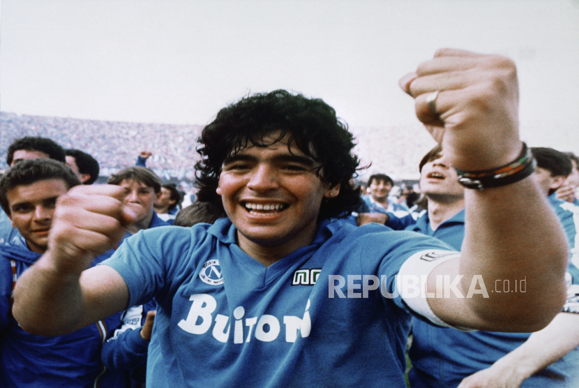  Superstar sepak bola Argentina Diego Armando Maradona bersorak setelah tim Napoli meraih gelar liga utama Italia pertamanya di Naples, Italia, pada 10 Mei 1987. Diego Maradona telah meninggal. Pemain sepak bola hebat Argentina itu termasuk di antara para pemain terbaik yang pernah ada dan yang memimpin negaranya meraih gelar Piala Dunia 1986 sebelum kemudian berjuang dengan penggunaan kokain dan obesitas. Dia berusia 60 tahun. 