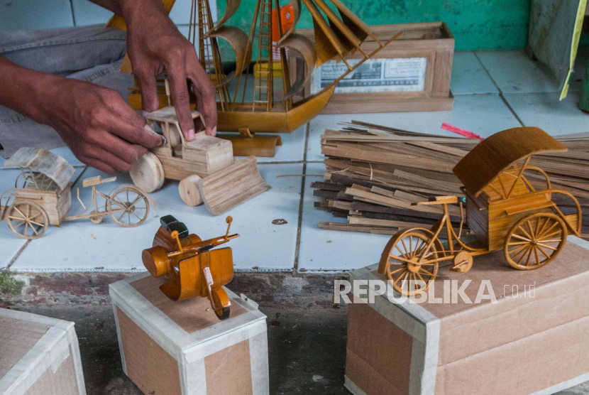 Pekerja menyelesaikan produksi dari usaha UMKM pembuatan miniatur dari bambu (ilustrasi).