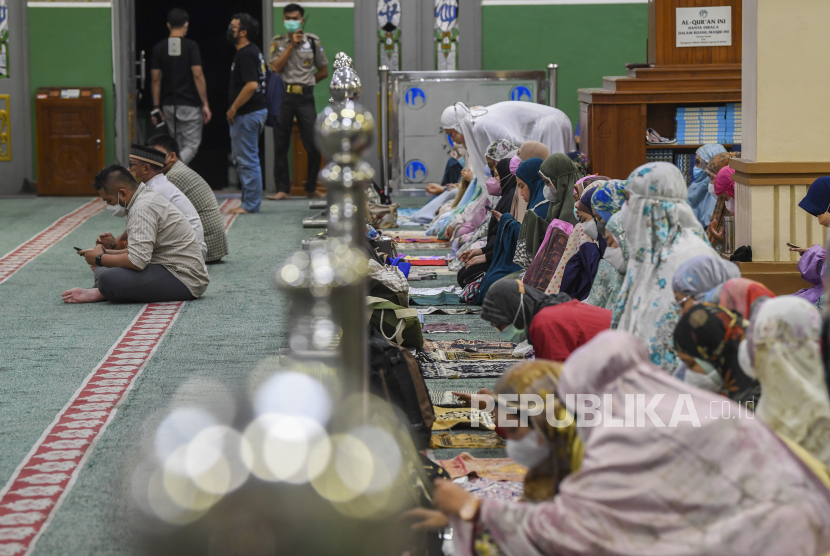 Umat Islam bersiap melaksanakan Shalat Tarawih pertama di Masjid Agung Al-Azhar, Jakarta.