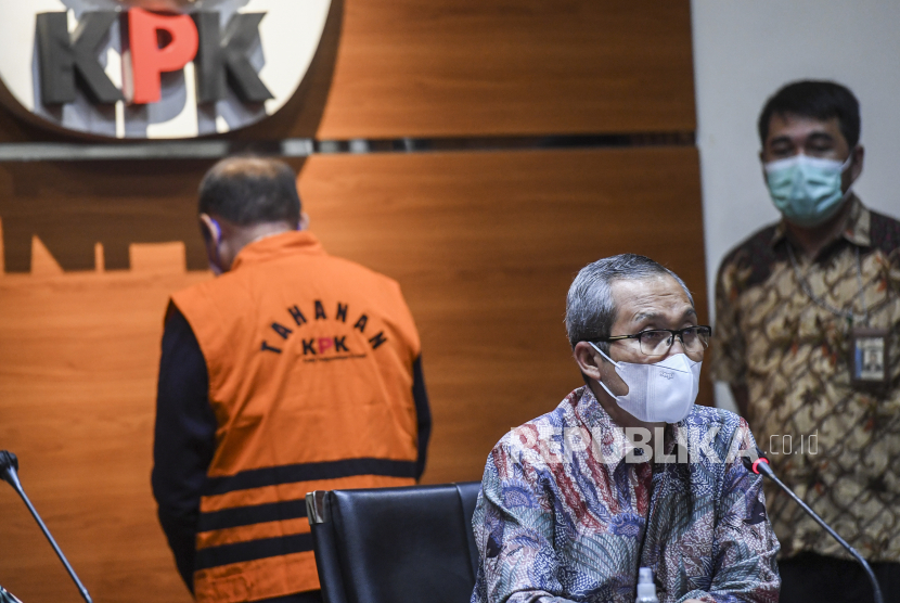 Wakil Ketua KPK Alexander Marwata menyampaikan keterangan pers terkait penahanan mantan Direktur Utama PT Pelindo II (Persero) Richard Joost Lino di gedung KPK, Jakarta, Jumat (26/3/2021). RJ Lino yang telah ditetapkan sebagai tersangka pada Desember 2015 itu ditahan penyidik KPK dalam kasus dugaan tindak pidana korupsi dalam pengadaan tiga unit Quay Container Crane (QCC) di PT Pelindo II. 
