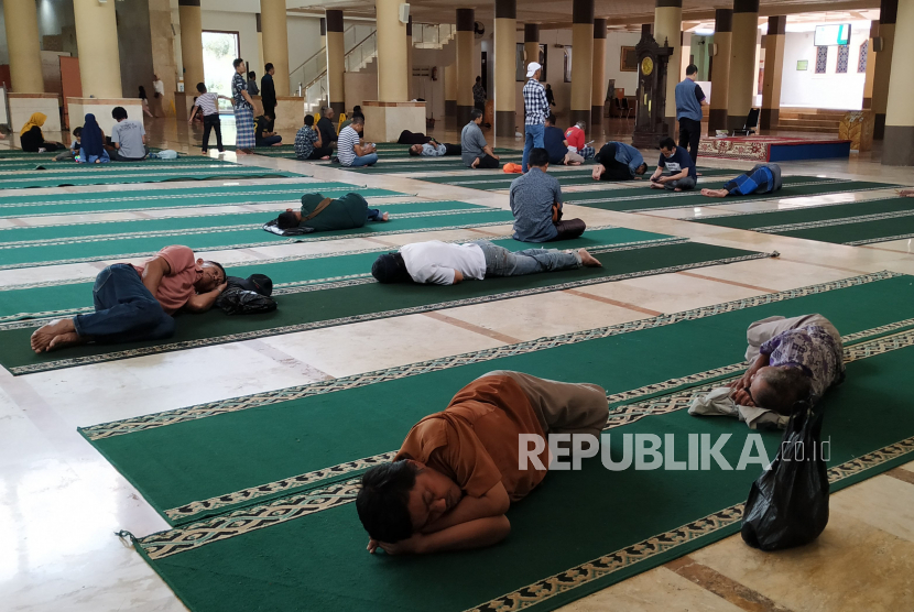Warga beristirahat di serambi Masjid Raya Bandung, Jalan Dalem Kaum, Kota Bandung