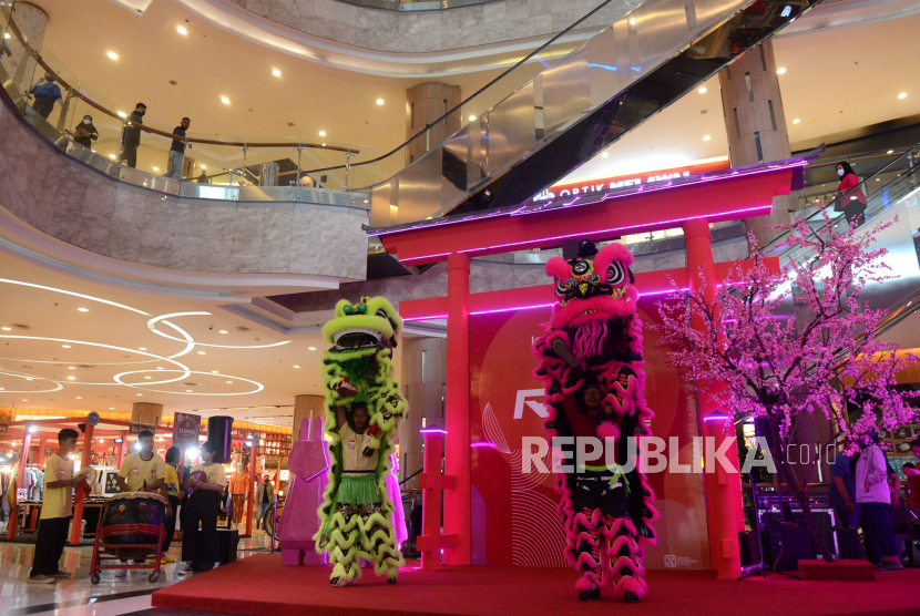 Barongsai beratraksi menghibur pengunjung di Kuningan City Mall, Jakarta, Ahad (22/1/2023). Industri retail modern perlu bersiap untuk menghadapi berbagai tantangan baru setelah krisis pandemi Covid-19 yang telah melanda dunia tiga tahun terakhir. 