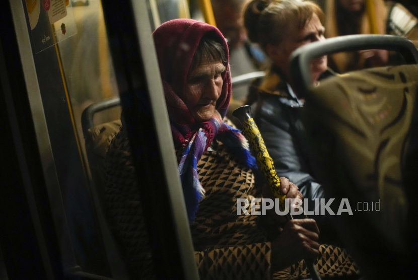 Seorang wanita yang melarikan diri dari Mariupol tiba dengan bus ke pusat penerimaan pengungsi di Zaporizhzhia, Ukraina, Minggu, 8 Mei 2022. 