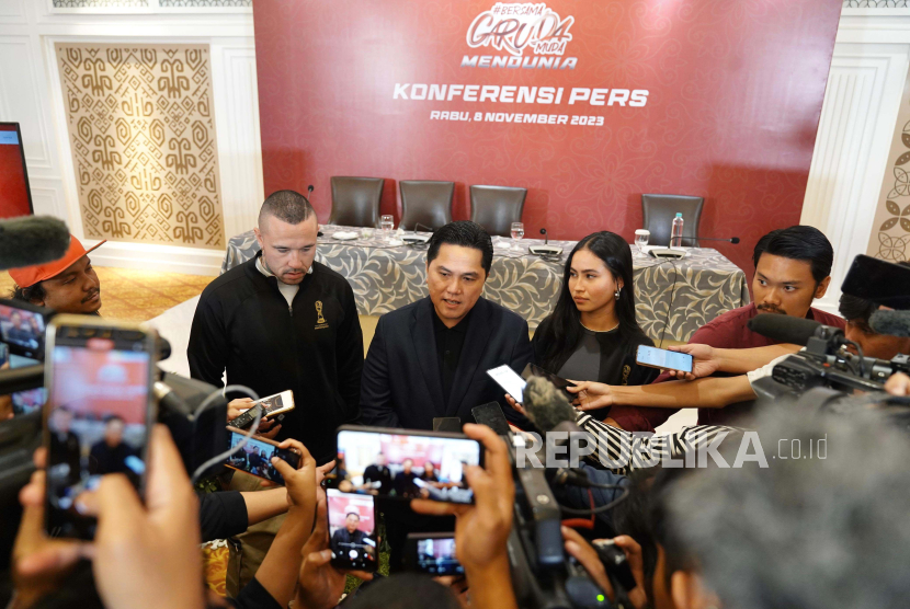 Ketua PSSI Erick Thohir saat sesi press conference dengan Radja Nainggolan dan Sabreena Dressler terkait promosi Piala Dunia U-17 di Mandiri Club, Jakarta, Rabu (8/11/2023). 