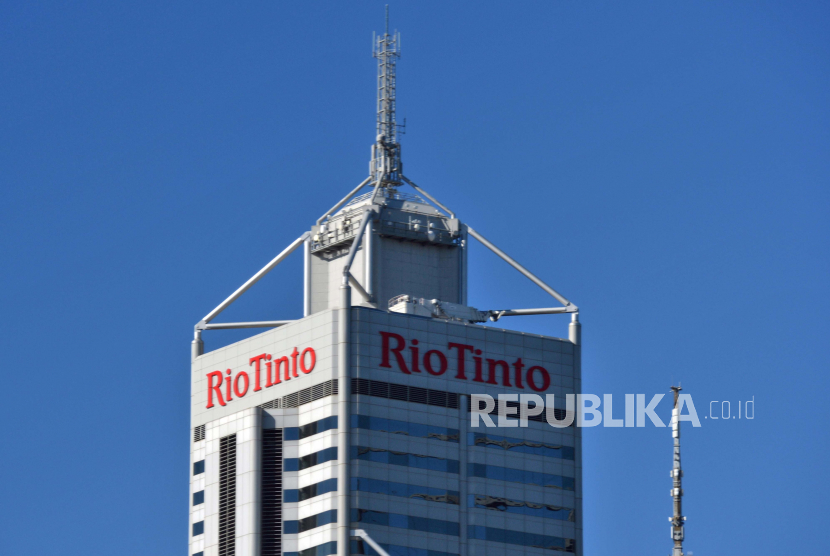 Logo penambang Rio Tinto terlihat di menara perkantoran di Perth, Australia, 23 Mei 2016. Rio Tinto melihat akan ada peningkatan volatilitas saat pembukaan kembali China dari pembatasan Covid-19.