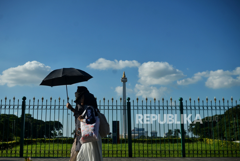 Lanskap langit Jakarta terlihat cerah hingga tampak biru di Jakarta. Kualitas udara Jakarta membaik hari Ahad (30/6/2024) setelah dinobatkan jadi yang terburuk.