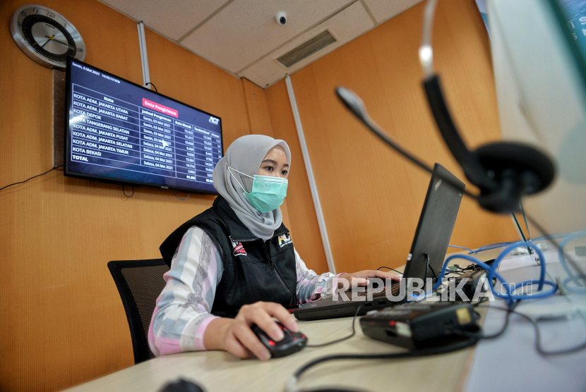 Suasana ruang kerja Ramadhan Care Line di Menara 165 ACT, Jakarta, Senin (3/5). ACT meluncurkan program Ramadhan Care Line yang merupakan layanan telpon 24 jam untuk bantuan pangan guna melayanin kebutuhan warga yang terdampak pandemi Covid-19. Republika/Thoudy Badai