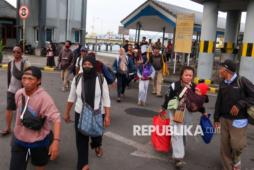 Sejumlah penumpang pejalan kaki keluar dari kapal di Pelabuhan Ketapang, Banyuwangi, Jawa Timur, Jumat (21/3/2025). Sebagian warga memilih mudik lebih awal di hari pertama libur sekolah untuk menghindari penumpukan penumpang pada puncak arus mudik yang diperkirakan menjelang penutupan pelabuhan pada perayaan Nyepi di Bali. 