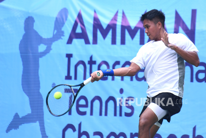 Petenis putra Indonesia M Rifqi Fitriadi beraksi dalam turnamen Amman Mineral International Tennis Championship 2022 di lapangan tenis Hotel Sultan, Jakarta.