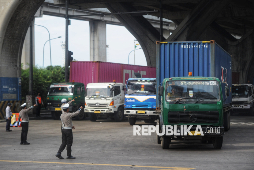 Korlantas Polri Larang Kendaraan Sumbu Tiga Melintas Tol Saat Nataru