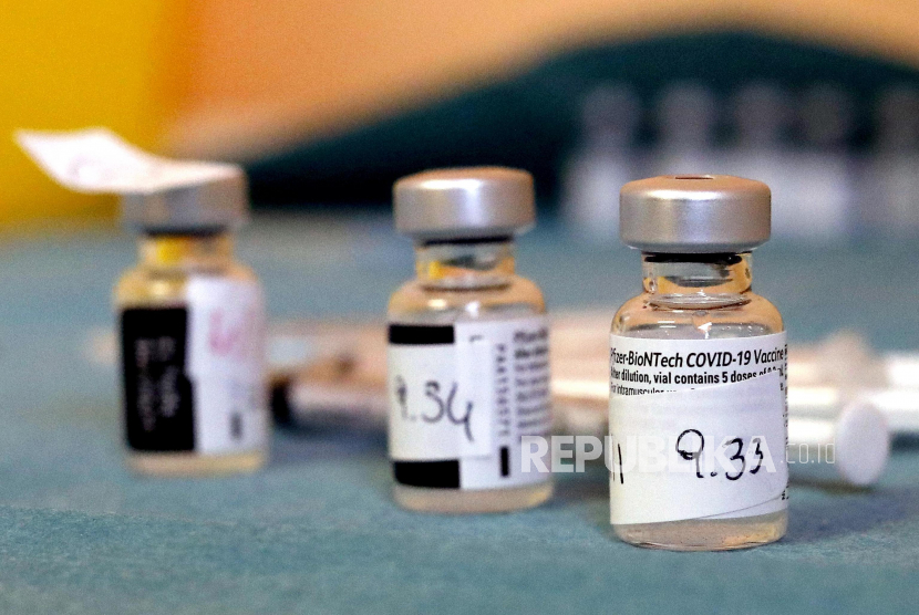 Operasi vaksinasi COVID-19 dengan vaksin Pfizer-BioNTech di Rumah Sakit San Paolo, Milan, Italia, 04 Januari 2021. Presiden Komisi Eropa Ursula von der Leyen mengatakan Uni Eropa mulai melakukan negosiasi untuk membeli 1,8 miliar dosis vaksin Covid-19 dari Pfizer sampai 2023. 