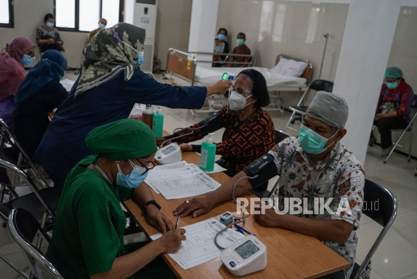 Petugas medis memeriksa kondisi kesehatan warga lansia saat vaksinasi COVID-19 di RSUD Doris Sylvanus, Palangkaraya, Kalimantan Tengah, Kamis (25/3). Satuan Tugas (Satgas) Penanganan Covid-19 meminta fasilitas kesehatan penyelenggara vaksinasi untuk mematuhi aturan soal jeda penyuntikan dosis pertama dan kedua. 