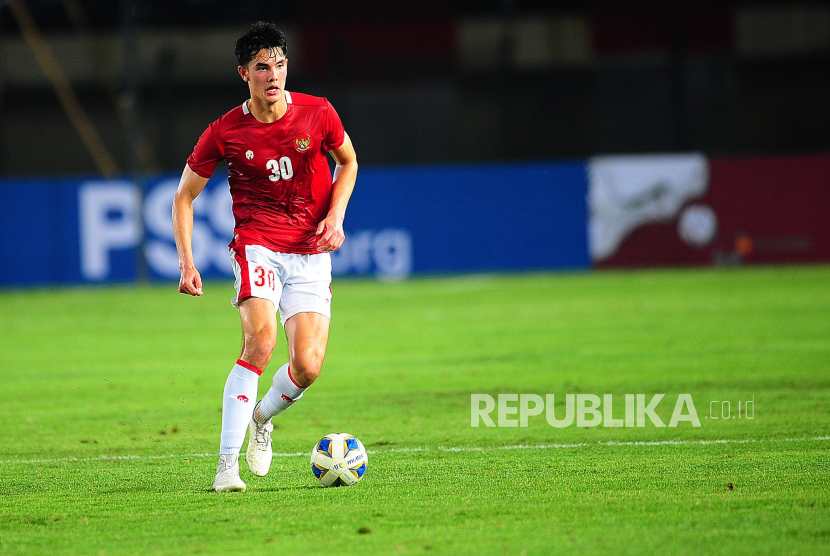 Bek Timnas Indonesia Elkan Baggott mengontrol bola pada laga ujicoba melawan Timnas Bangladesh di Stadion Jalak Harupat, Rabu (1/6/2022).