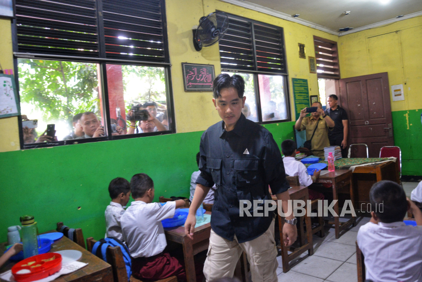 Wakil Presiden (Wapres) Gibran Rakabuming Raka meninjau pelaksanaan program Makan Bergizi Gratis (MBG).