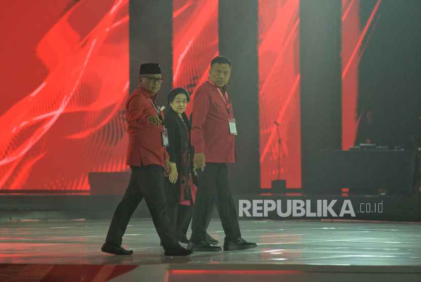 Ketum DPP PDI Perjuangan (PDIP) Megawati Soekarnoputri, Sekjen Hasto Kristiyanto dan Bendum PDIP Olly Dondokambey saat hadir dalam acara Rakernas Ke-V PDIP d Ancol, Jakarta, Jumat (24/5/2024).