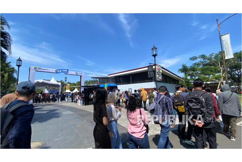 Antrean pelamar kerja mengular di lokasi pelaksanaan Job Fair di Kiara Artha Park Kota Bandung.