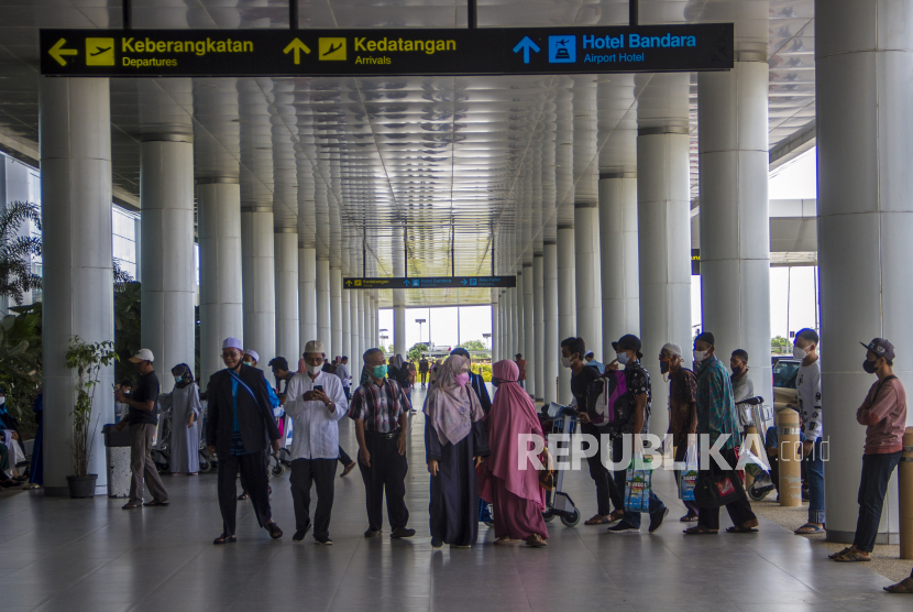 Calon penumpang pesawat berjalan di area Bandara Internasional Syamsudin Noor, Banjarbaru, Kalimantan Selatan, Ahad (24/4/2022). PT Angkasa Pura I Cabang Syamsudin Noor mencatat pada hari Sabtu (23/4/2022) sebanyak 6.568 pemudik melintas di Bandara Syamsudin Noor Banjarmasin dengan rincian penumpang datang sebanyak 3.068 orang dan berangkat sebanyak 3.500 orang lebih dengan total 66 penerbangan yang melayani sejumlah rute dari beberapa maskapai. 