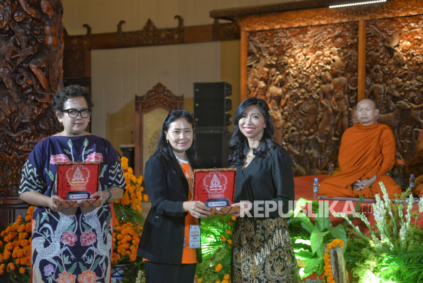 Direktur Pemasaran dan Program Pariwisata InJourney Maya Watono (kanan) bersama Direktur Utama Injourney Destination Management Febrina Intan (kiri) menerima plakat dalam acara penyambutan dan pelepasan Bhikkhu Thudong menuju Waisak Borobudur, di Taman Mini Indonesia Indah (TMII), Jakarta, Selasa (14/5/2024). Taman Mini Indonesia Indah (TMII) yang dikelola InJourney Destination Management (PT Taman Wisata Candi Borobudur, Prambanan dan Ratu Boko) bagian dari PT Aviasi Pariwisata Indonesia (Persero) atau dikenal dengan InJourney menyelenggarakan penyambutan dan pelepasan Bhikkhu Thudong   sebagai bentuk penghormatan dan dukungan InJourney Group kepada para Bhikkhu yang akan melakukan perjalanan ke Candi Borobudur dalam rangka ibadah menyambut Waisak 2024.