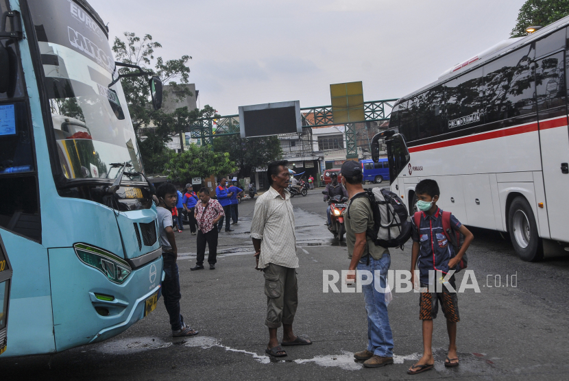 Sejumlah calon penumpang bersiap naik ke bus Antar Kota Antar Provinsi (AKAP) di Terminal Bekasi, Jawa Barat, Jumat (10/4/2020). Pemerintah melalui Kementerian Perhubungan mematangkan Peraturan Menteri untuk pengendalian mudik pada musim lebaran tahun 2020 di tengah penyebaran COVID-19 