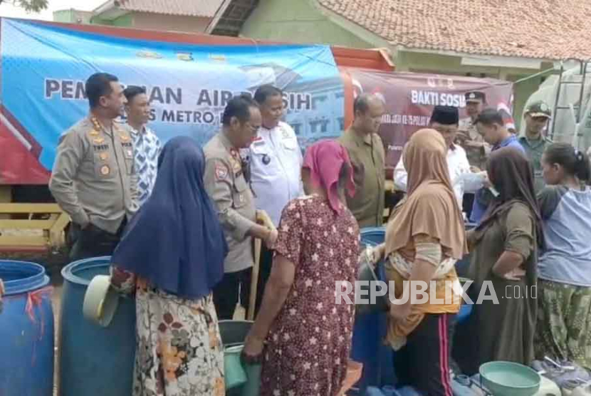 Polres Metro Bekasi bersama Forum Koordinasi Pimpinan Kecamatan Cibarusah menyalurkan bantuan air bersih kepada warga. 