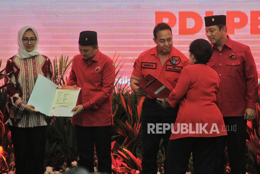 Ketua Umum PDI Perjuangan Megawati Soekarnoputri (kedua kanan) menyerahkan surat rekomendasi kepada Bakal calon gubernur dan wakil gubernur Jawa Tengah Jenderal TNI (purn) Andika Perkasa (tengah) dan Hendrar Prihadi (kanan) saat pengumuman bakal calon kepala daerah untuk Pilkada 2024 di Kantor DPP PDI Perjuangan, Jakarta, Senin (26/8/2024). PDIP mengumumkan 60 calon kepala daerah yang terdiri dari enam bakal calon gubernur dan bakal calon wakil gubernur, 38 bakal calon bupati dan bakal calon wakil bupati, serta 16 bakal calon wali kota dan bakal calon wakil wali kota untuk ikut dalam Pilkada serentak 2024.