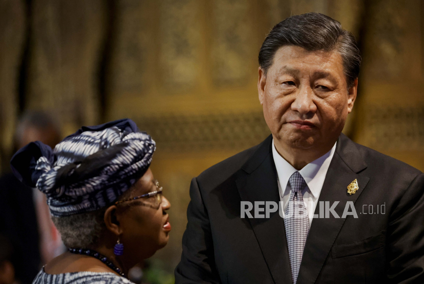 Presiden Tiongkok Xi Jinping (kanan) dan Direktur Jenderal Organisasi Perdagangan Dunia (WTO) Ngozi Okonjo-Iweala menghadiri sesi pleno selama KTT Pemimpin G20 di Bali, Indonesia, 16 November 2022. Kepala Kelompok Dua Puluh (G20) ke-17 KTT Negara dan Pemerintah berlangsung dari 15 hingga 16 November 2022.
