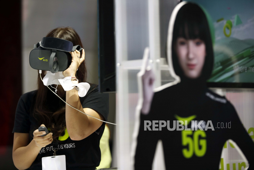 Seorang peserta pameran mencoba Virtual Reality (VR) yang dikendalikan 5G selama KTT 5G Thailand 2022 di Bangkok, Thailand, 17 Juni 2022. KTT 5G Thailand bertujuan untuk mempromosikan teknologi 5G yang mendorong infrastruktur digital utama negara untuk menjadikan Thailand sebagai pemimpin dan investasi teknologi 5G pusat.