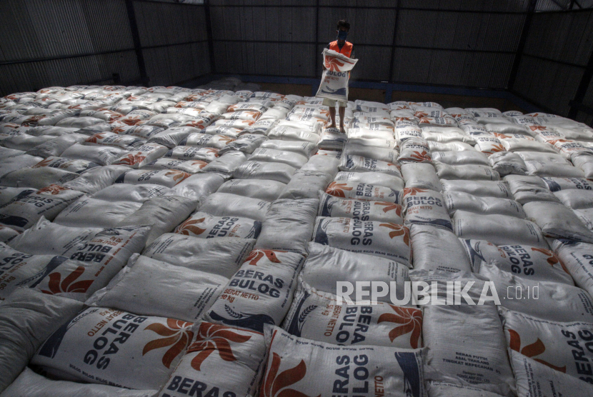 Pekerja beraktivitas di gudang beras Bulog, Dramaga, Kabupaten Bogor, Jawa Barat, akhir April lalu.  Perum Bulog mendapatkan penugasan untuk menyalurkan bansos berupa beras di Jabodetabek. 