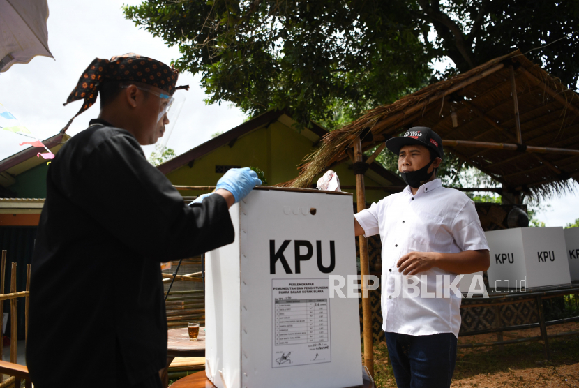 Seorang warga menggunakan hak pilihnya pada Pilkada Depok di TPS 33 Cipayung yang bertema adat Bali, di Depok, Jawa Barat, (ilustrasi).