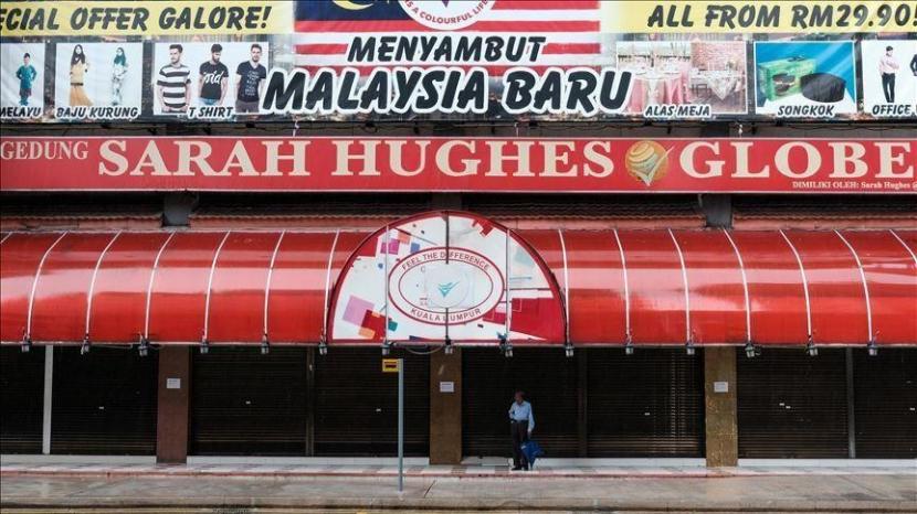 Pemerintah Malaysia membolehkan kembali warga makan di restoran dan kedai untuk provinsi-provinsi yang berada di bawah Movement Control Order (MCO) atau karantina wilayah mulai Jumat (19/2).