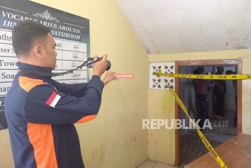 Polisi melakukan olah tempat kejadian perkara setelah adanya santri yang meninggal dunia di salah satu pesantren wilayah Kecamatan Cibeureum, Kota Tasikmalaya, Jawa Barat, Selasa (7/11/2023). 