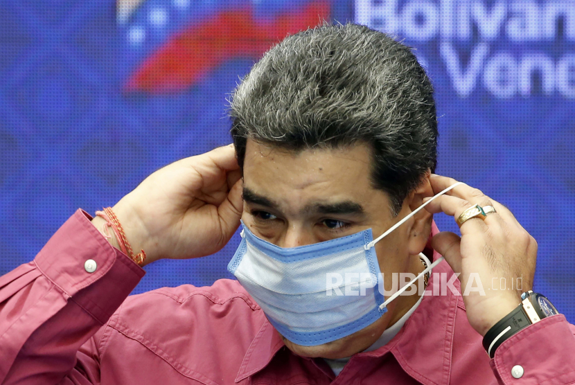  Presiden Venezuela Nicolas Maduro memakai masker setelah memberikan suara dalam pemilihan untuk memilih anggota Majelis Nasional, di Caracas, Venezuela, Minggu, 6 Desember 2020. 