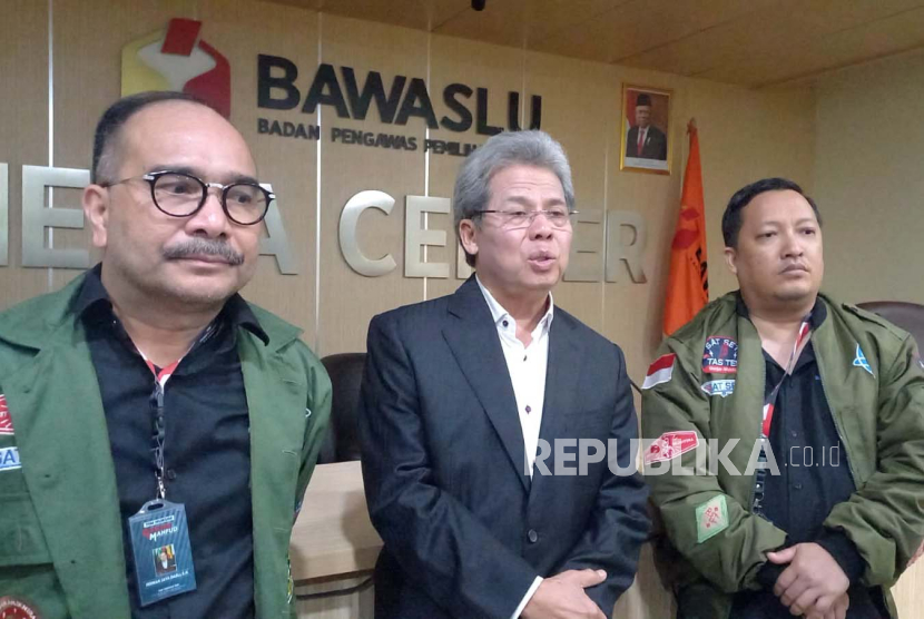 Deputi Hukum TPN Ganjar-Mahfud Todung Mulya Lubis saat diwawancara di Kantor Bawaslu, Selasa (6/2/2024). 
