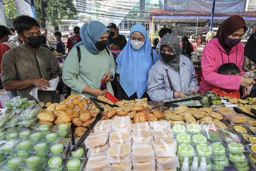Warga memilih makanan untuk berbuka puasa di Pasar Takjil Bendungan Hilir (Benhil), Jakarta. Ragam kuliner nusantara di Pasar Benhil Jakarta Pusat jadi incaran para pemburu takjil.