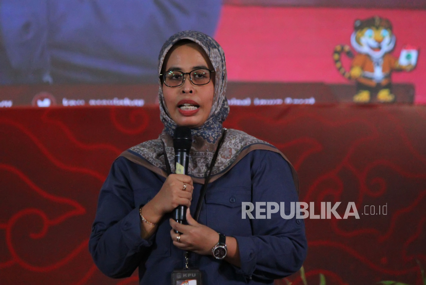 Ketua KPU Provinsi Jawa Barat Ummi Wahyuni menyampaikan sambutan saat menerima pendaftaran para calon gubernur dan wakil gubernur Jabar 2024 di Komisi Pemilihan Umum (KPU) Jabar, Jalan Garut, Kota Bandung, Selasa (27/8/2024). KPU Jabar sudah membuka pendaftaran pasangan Calon Gubernur dan Wakil Gubernur Jabar mulai 27-29 Agustus 2024.