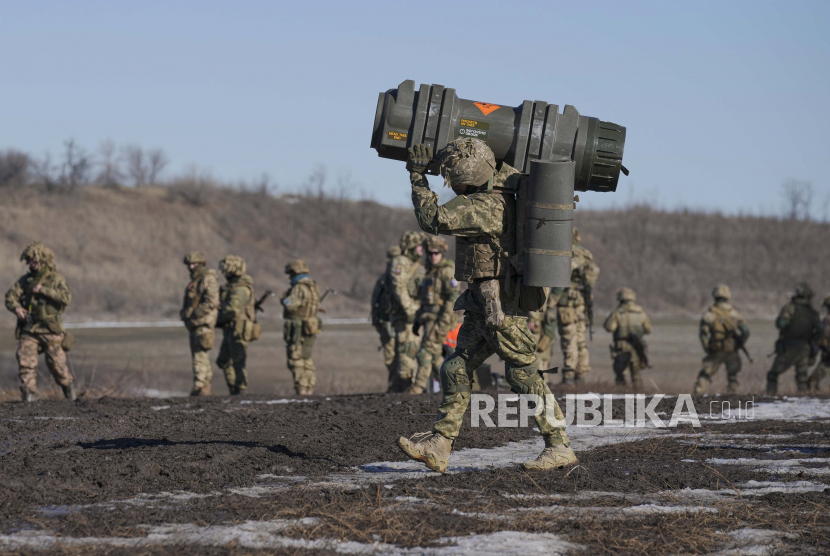  Seorang prajurit Ukraina membawa senjata anti-tank NLAW selama latihan dalam Operasi Pasukan Gabungan, di wilayah Donetsk, Ukraina timur, Selasa, 15 Februari 2022. AS tuding klaim Rusia tentang penarikan pasukan di perbatasan Ukraina salah. Ilustrasi. 