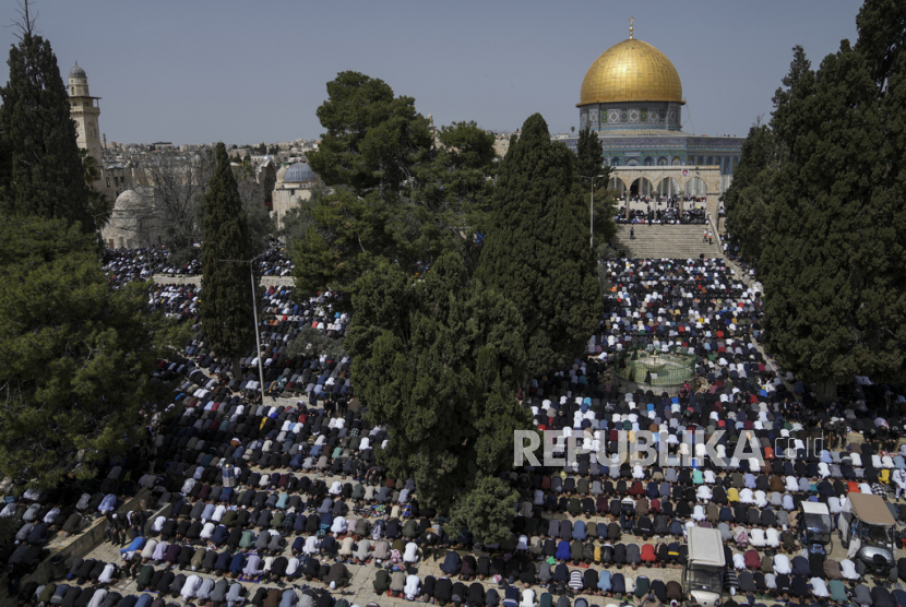 Warga Palestina melaksanakan shalat Jumat pertama Ramadhan di luar Masjid Dome of Rock di kompleks Masjid Al-Aqsa di Kota Tua Yerusalem, Jumat (24/3/2023). Acara peringatan Hari Tanah Palestina ke-47 diperingati di 30 kota di Maroko. Ratusan warga berpartisipasi dalam acara tersebut sebagai bentuk dukungan dan solidaritas kepada Palestina.